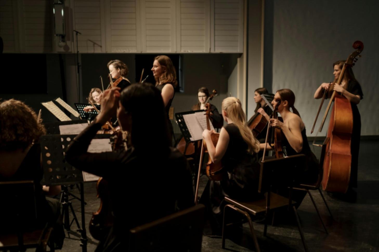 Estudiantes aprendiendo teoría musical de forma interactiva
